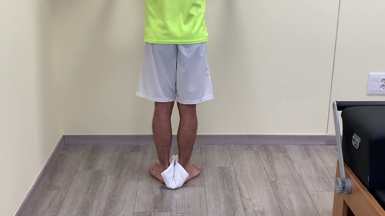 Elevaciones de talones para fortalecer musculatura del tríceps sural y tibial posterior con toalla