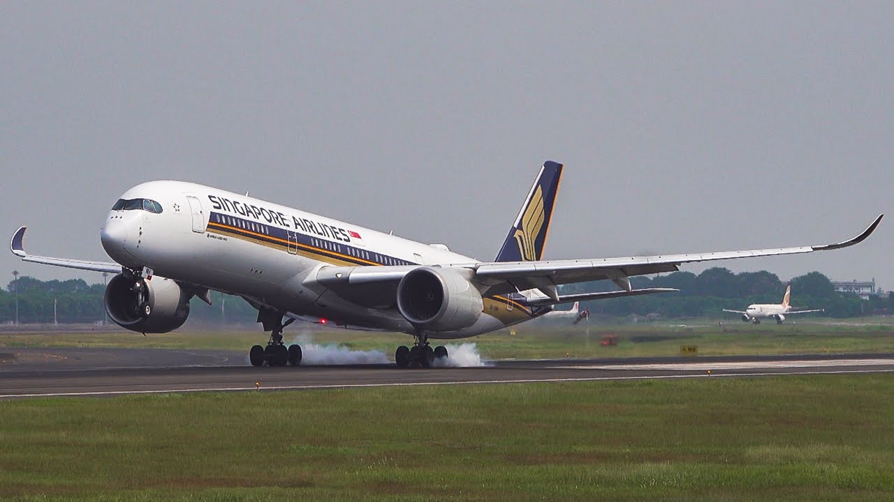 COOL ✈  Planespotting at Jakarta Airport Soekarno Hatta CGK/WIII