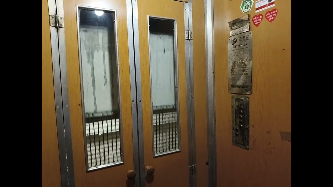 Winda ZUD w okratowanym szybie - Basztowa 1, Kraków 