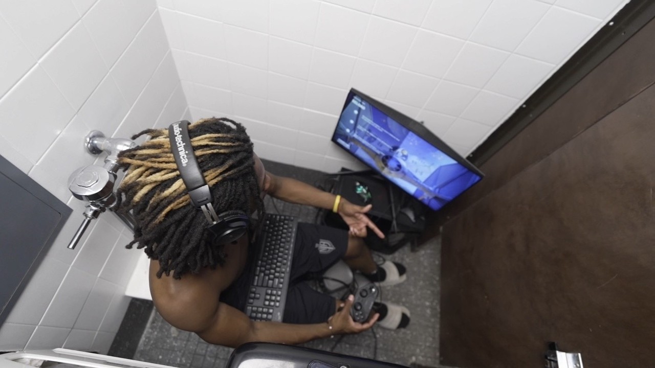 trying to get a fortnite win in a bathroom stall at morehouse