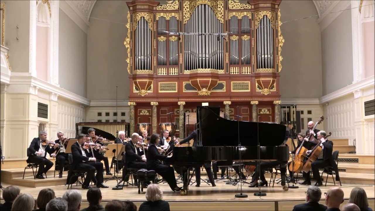 F. Chopin - Koncert fortepianowy e-moll op.11 (opr. R. Hoffman) Zitong Wang