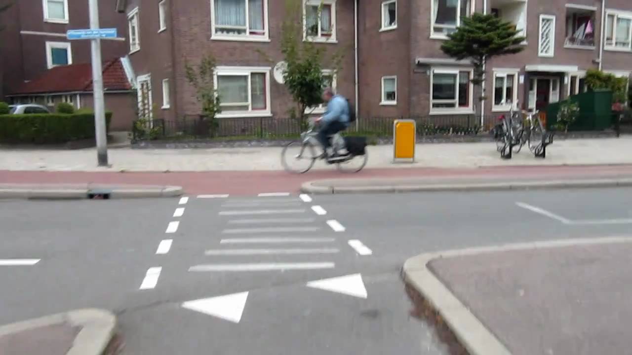 Cyclists' left turns onto a main road (Netherlands)