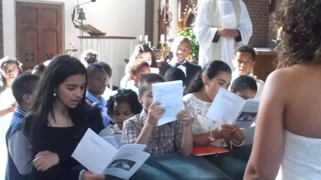 Kinderen zingen op bruiloft van juf Eveline en haar Marc