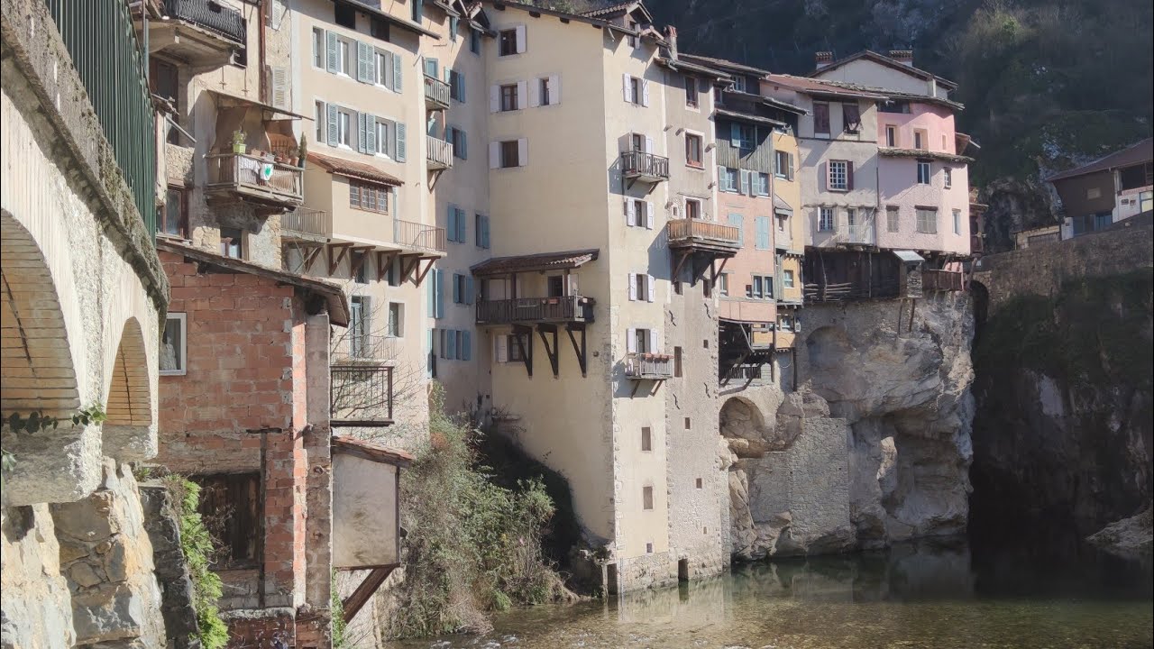 Maisons suspendues &agrave; Pont en Royans. France Tourism. Is&egrave;re Savoie Haute-Savoie - 4k avec ZEN MUSIC