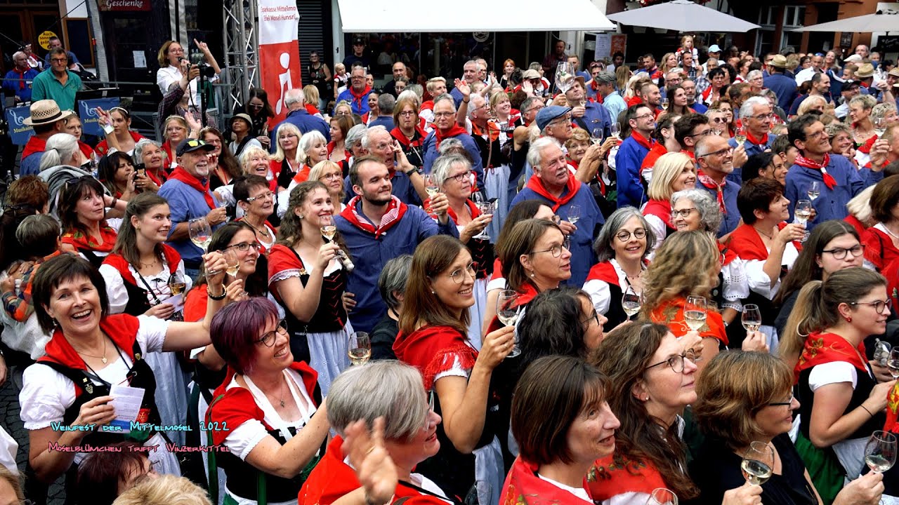 Moselblümchen trifft Winzerkittel * Weinfest der Mittelmosel 2022 in Bernkastel