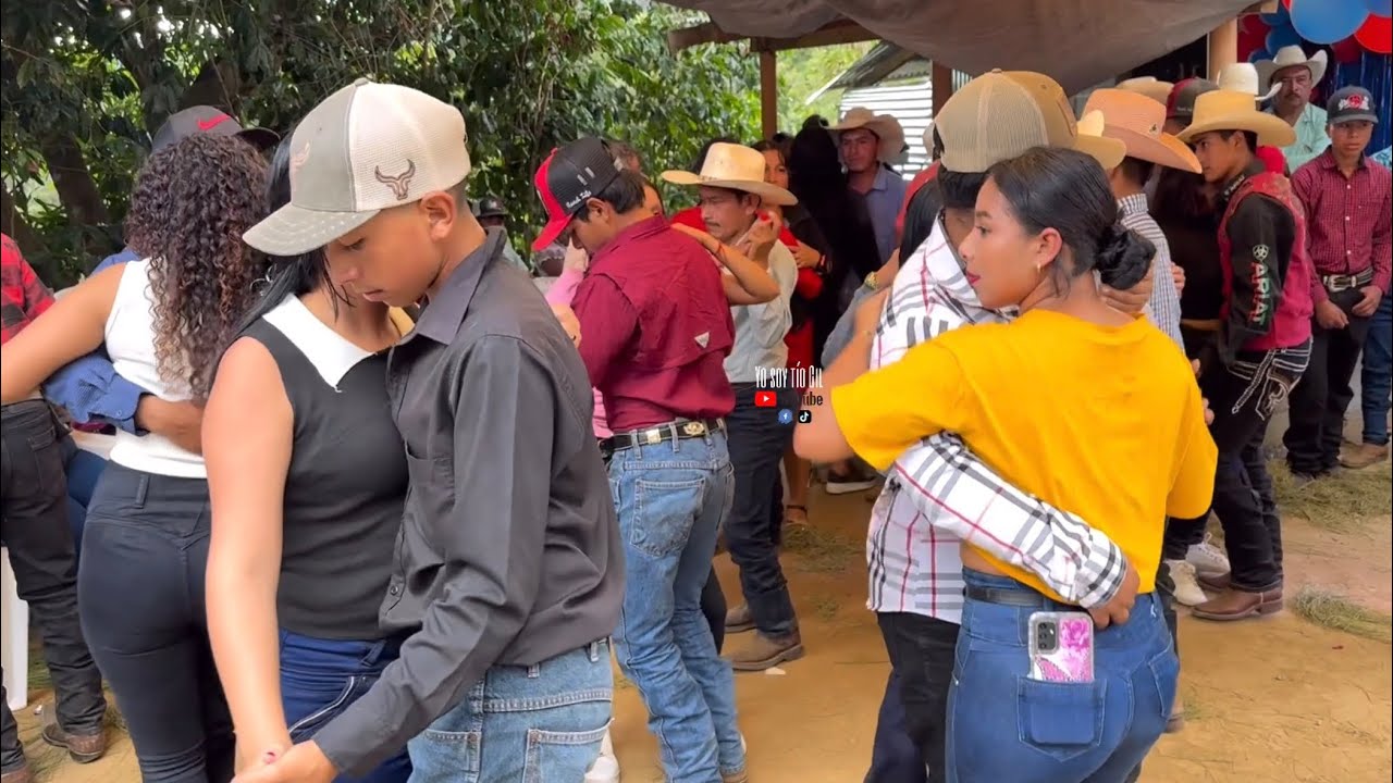 Miren nomás que belleza de muchachas en esta fiesta no olviden suscribirse 