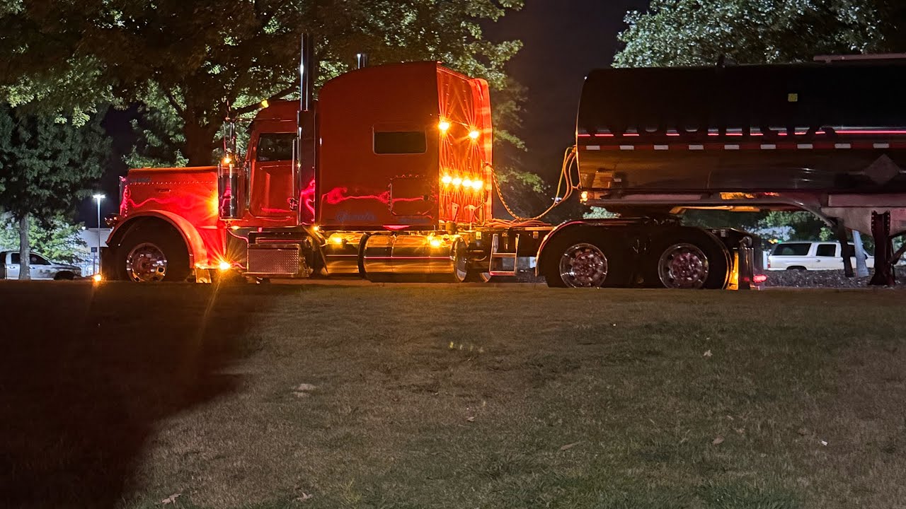 Груз в обоих направлениях в длиннокапотном грузовике Peterbilt, буксирующем цистерну.