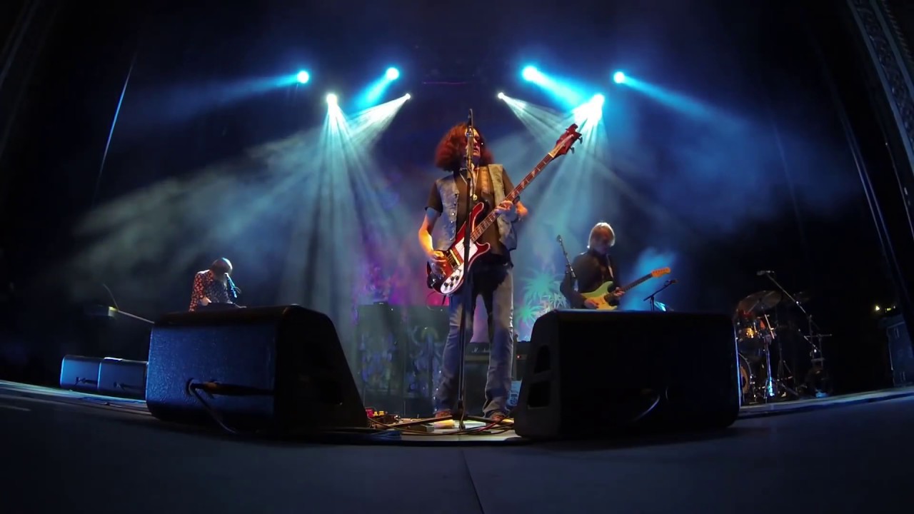 Glenn Hughes rocks the Purple classic 'Sail Away' Live 2017