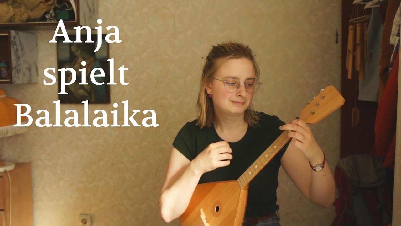 Russische Mädchen spielt Balalaika