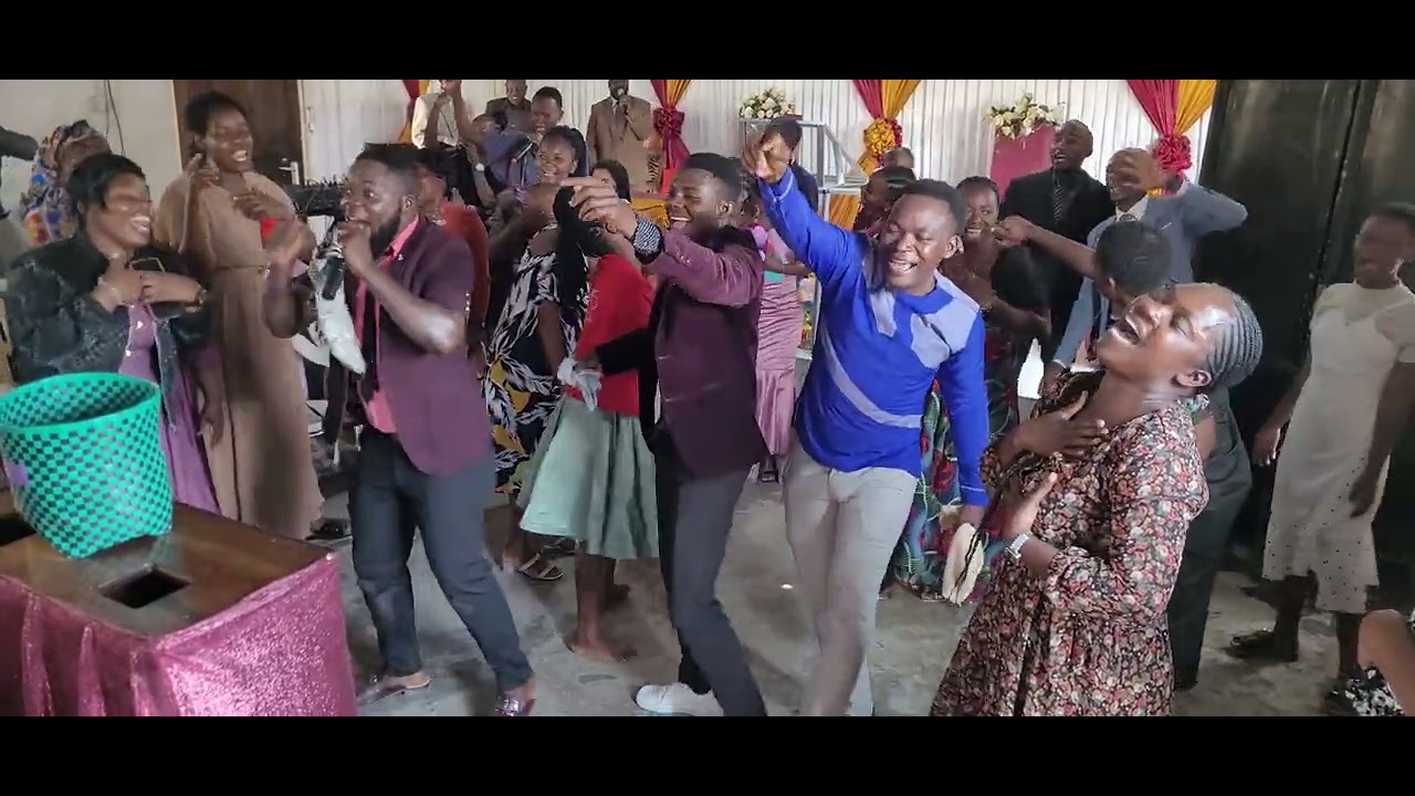 Vijana pentecost stable wakimtukuza Mungu 