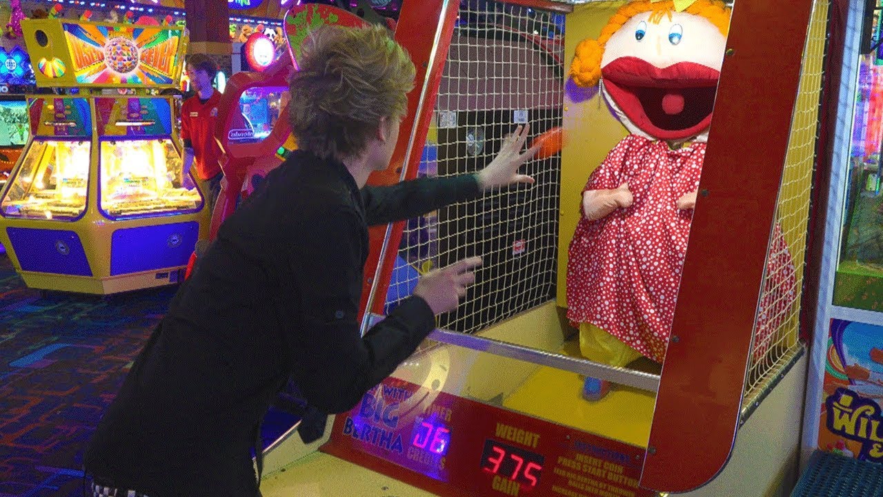 PLAYING WEIRD ARCADE GAMES!!