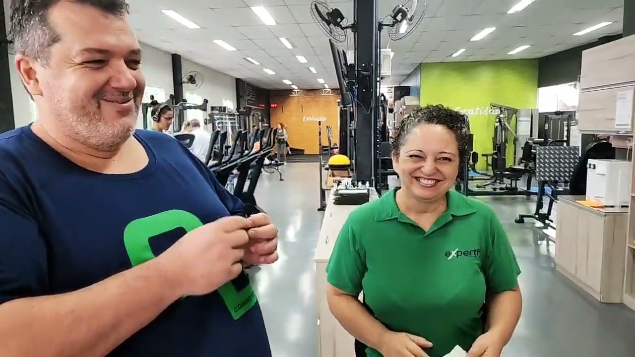 Atendimento ao vivo a uma paciente com o cotovelo travado em flexão