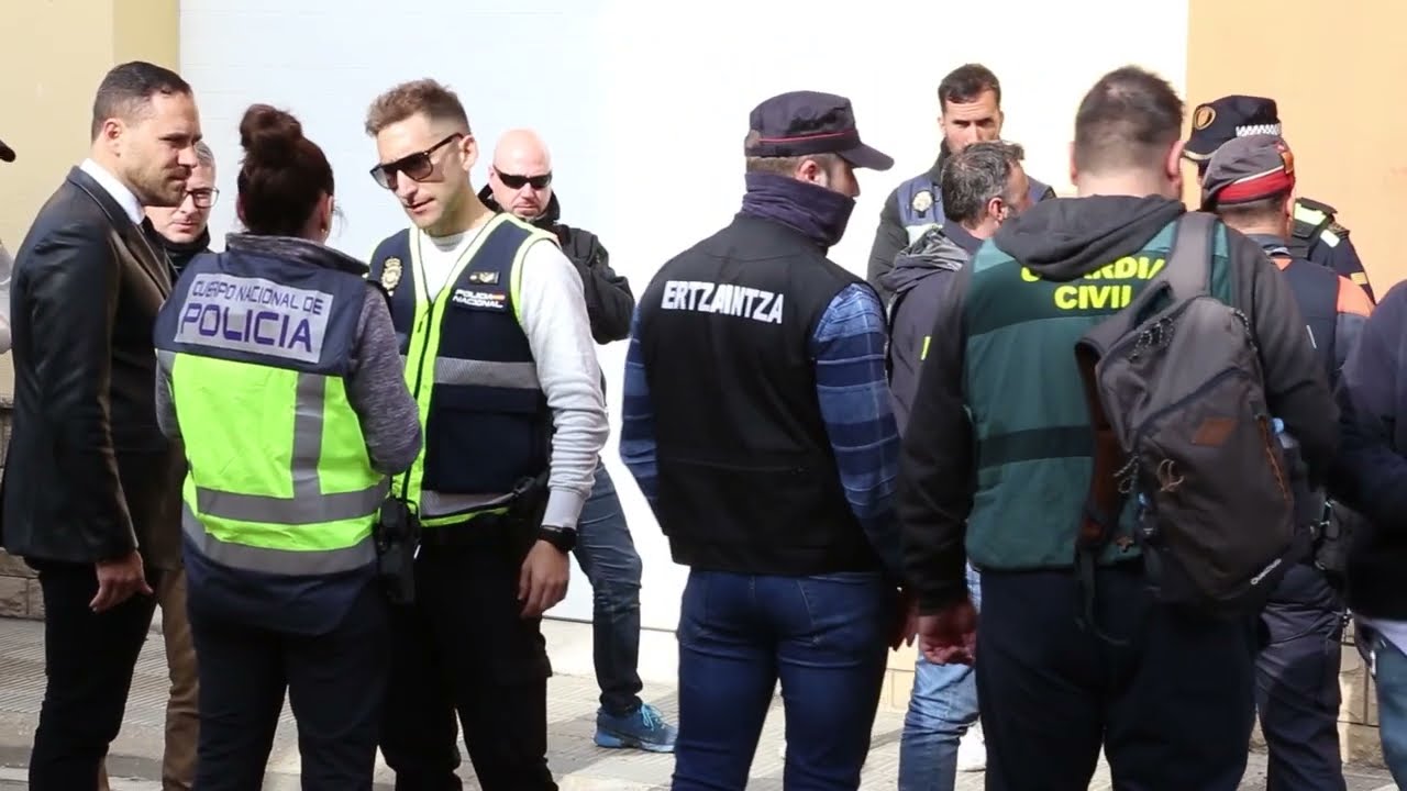 Presó per vuit dels detinguts en l'operació policial a Manlleu contra estafes per internet