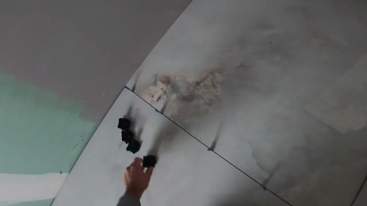 PŁYTKI WIELKOFORMATOWE -  posadzka u dzieciaków w łazience zrobiona.