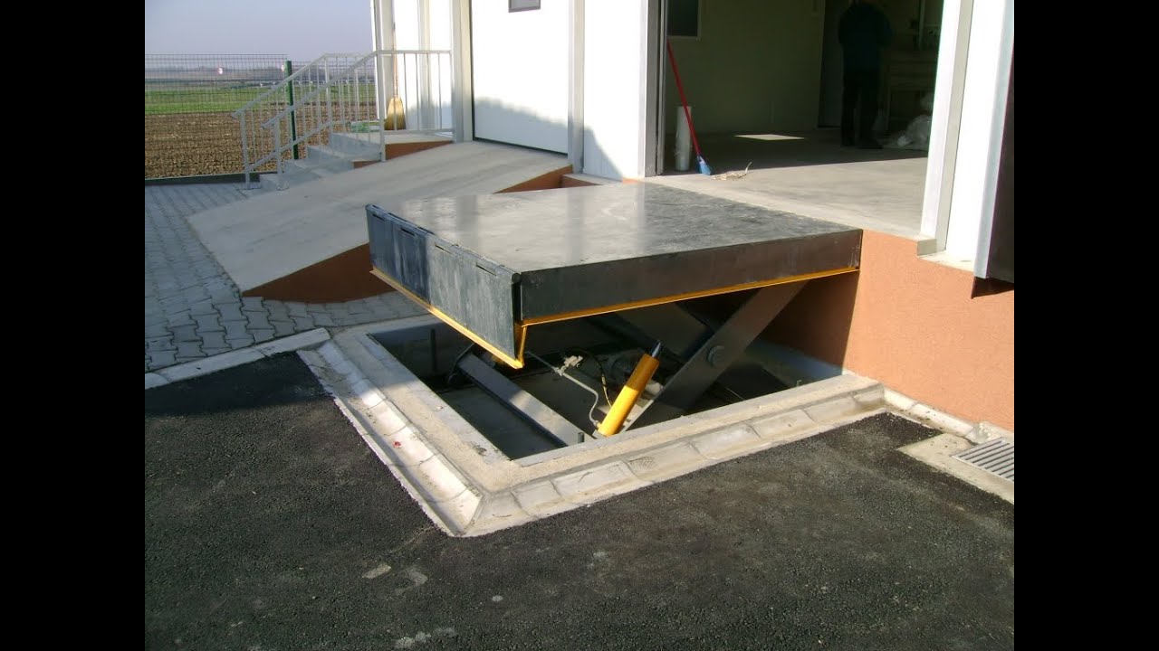 Funcionamiento de una mesa elevadora en un muelle de carga