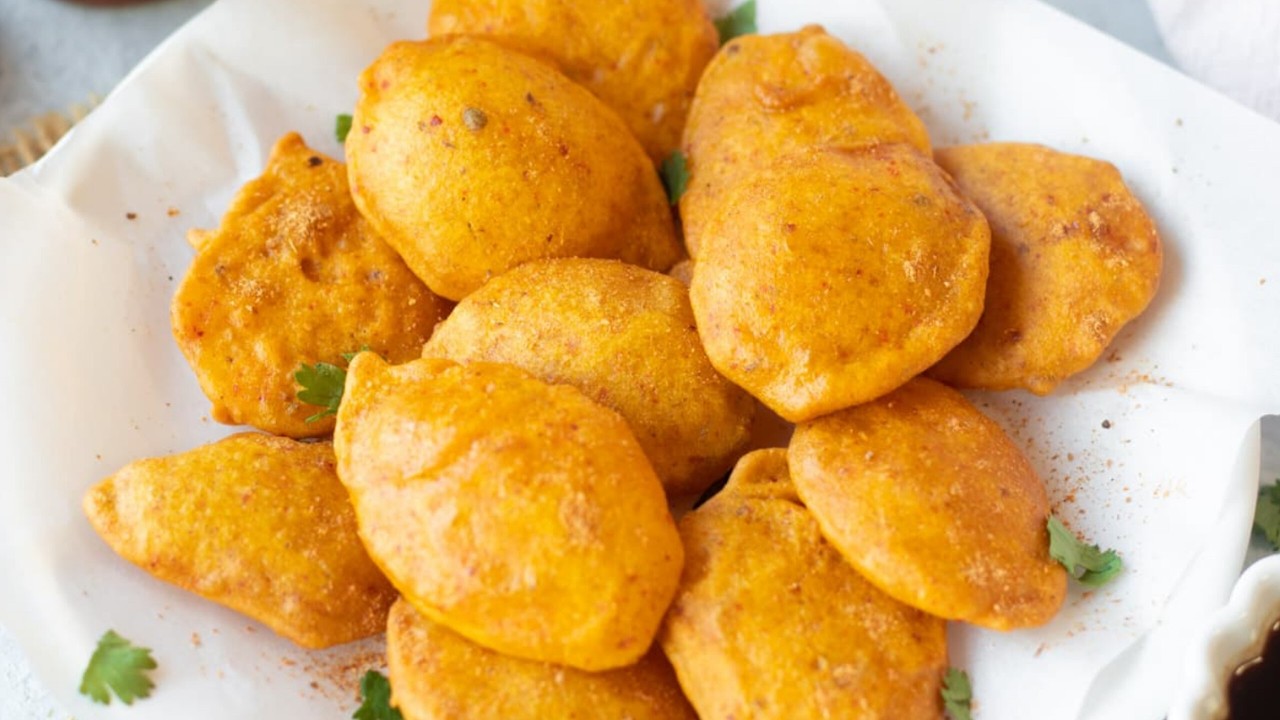 Crispy Aloo Pakora Recipe for Iftar - Perfect Ramadan Snack