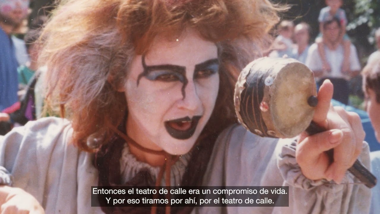 A PEU DE CARRER. (Documental)