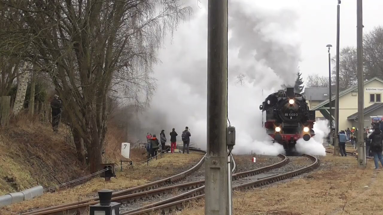 86 1333 und 86 1744 dampfen am 14.2.2026 unter viel Publikumsaufsicht aus dem Bahnhof Schlettau