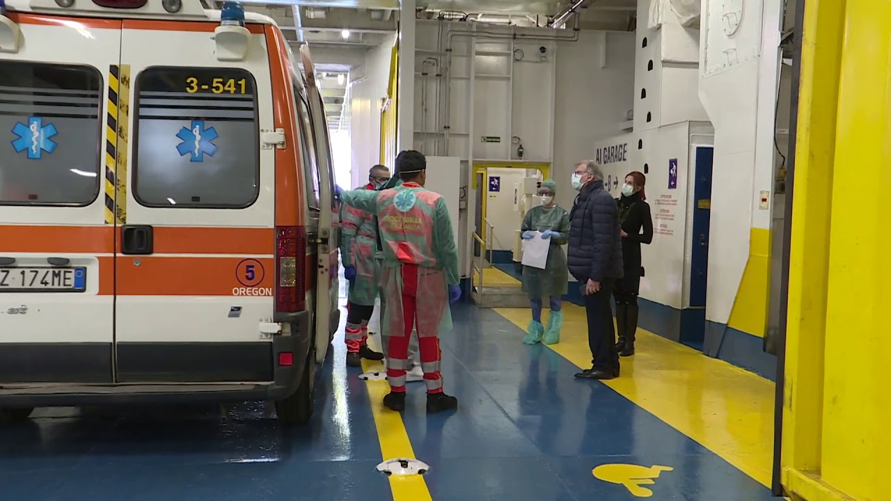 Arrivo pazienti nave ospedale Gnv in porto a Genova
