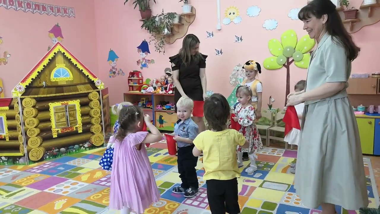 Праздник 8 марта у малышей 
