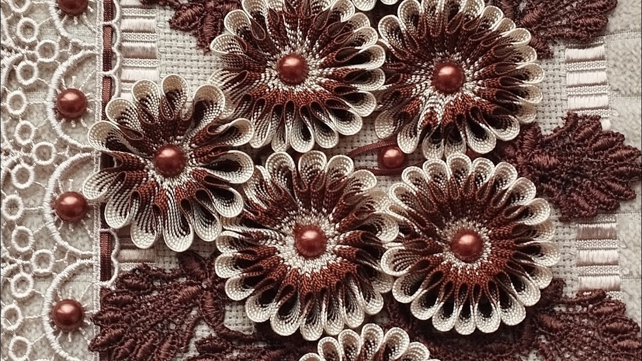 Toalha bordada artesanalmente com Sinhaninha 