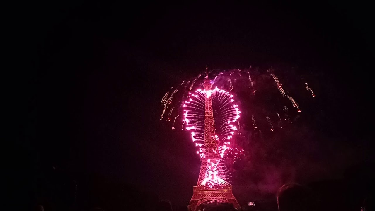 Feu d'artifice 2023 de Paris depuis la tour Effel / Paris 2023 fireworks from the Eiffel Tower.