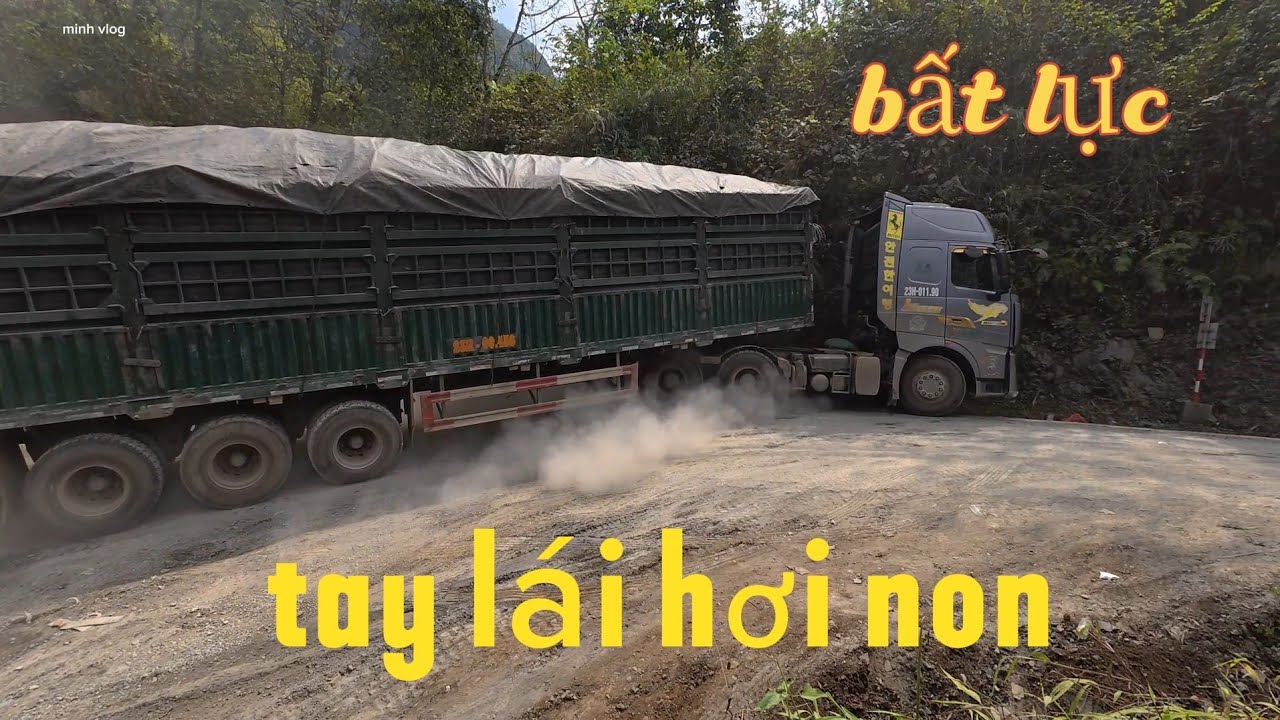 Đoàn xe đầu kéo chở sắn thì con thứ ba gặp sự cố.