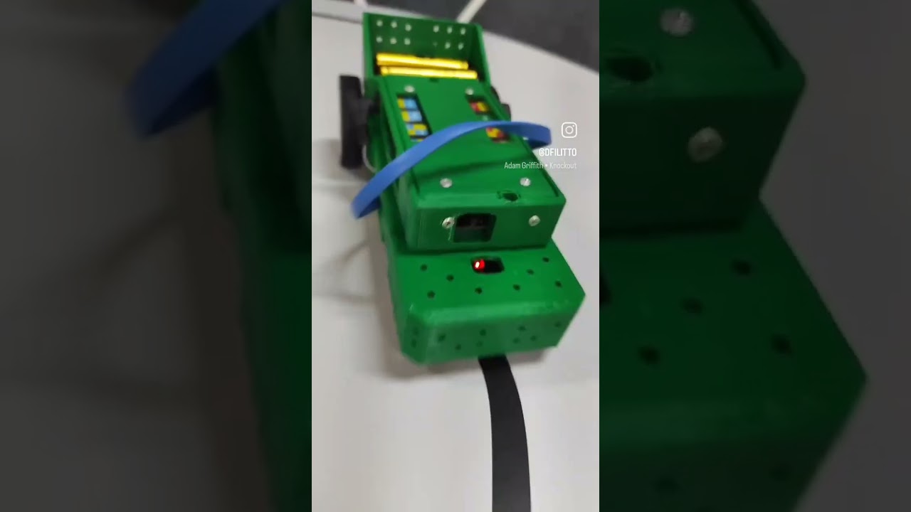 Rob&ocirc; que segue uma linha e para quando encontra uma cor. #dfilitto #arduino #rob&ocirc;