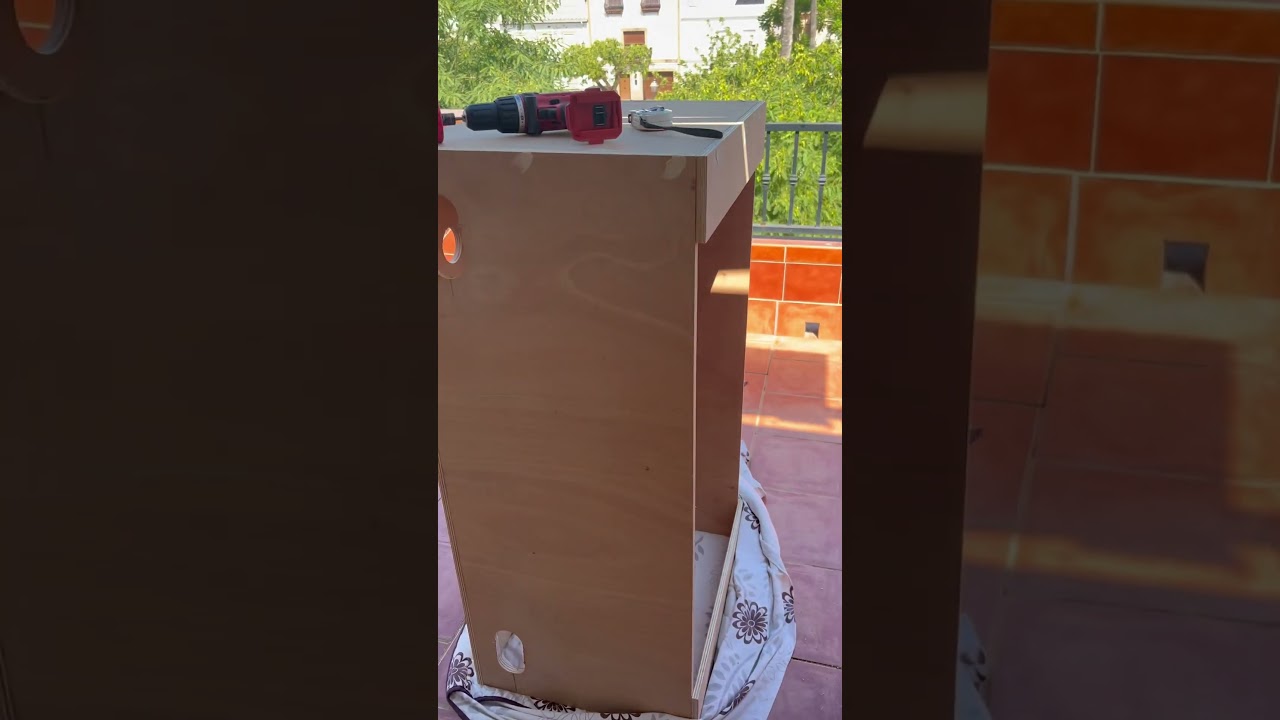 Uniendo agujeros de nuestros muebles camper.