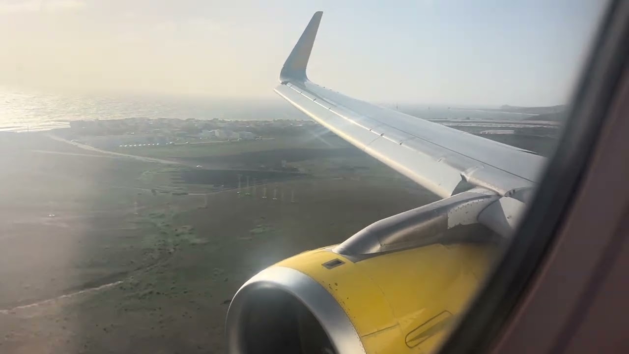 Vueling Airbus A321-200 lands at Gran Canaria (LPA)
