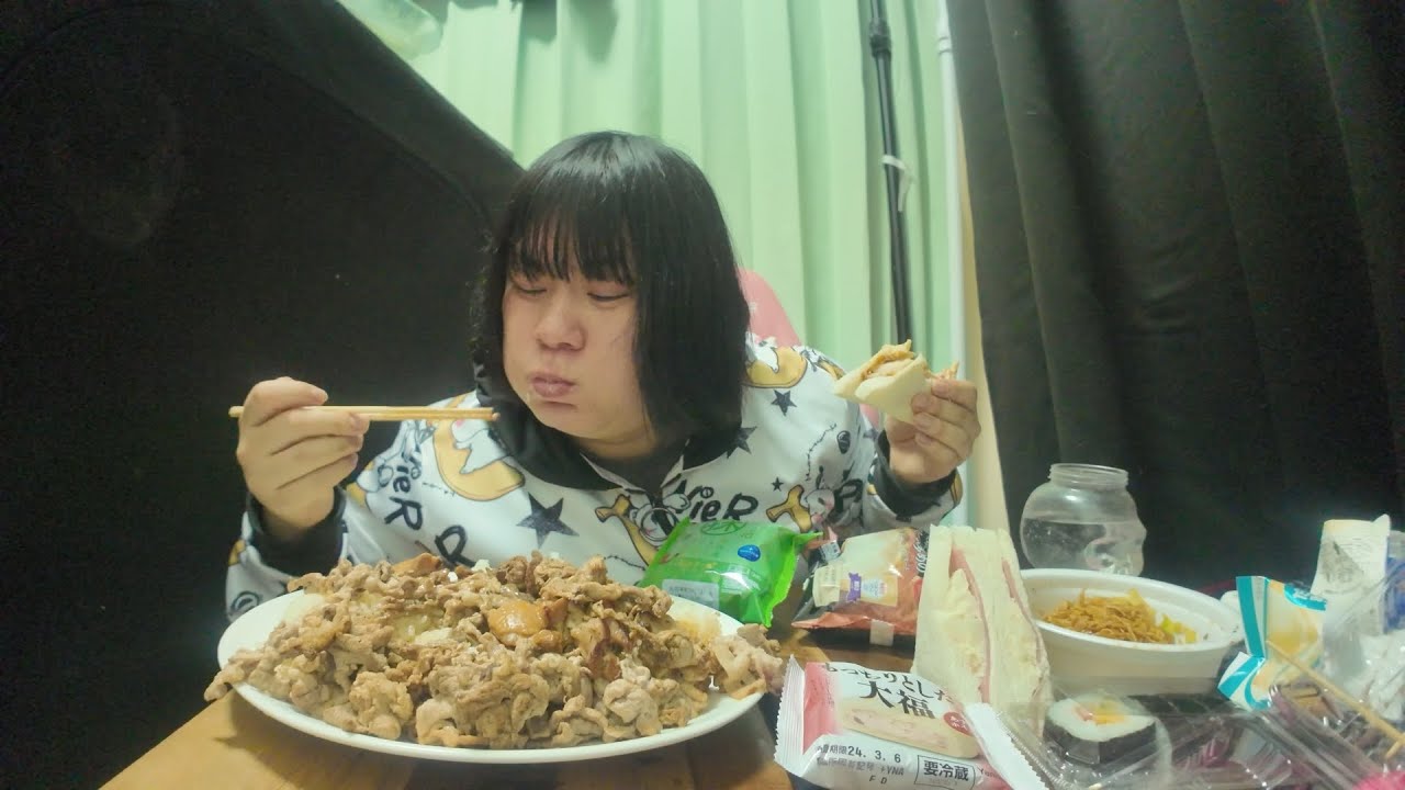 おなか一杯なのに裏切られたせいでやけ食いしちゃう。これを見て何を思いますか