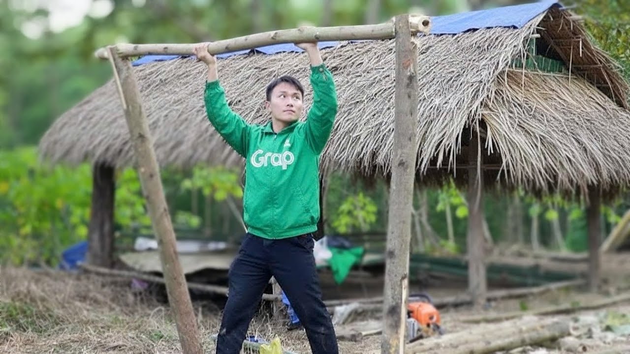 A Grab Driver Leaves the City for the Forest, Rebuilding an Abandoned House No One Dares to Live In