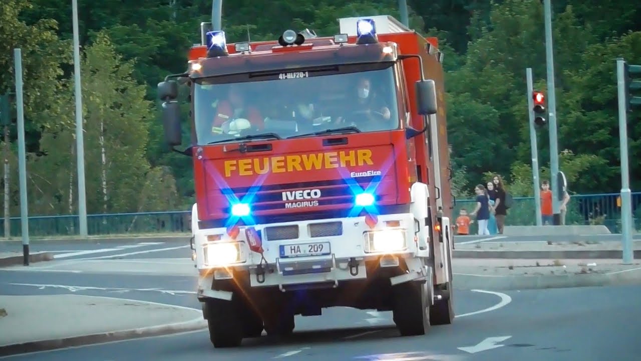 [DACHSTUHL IN VOLLBRAND] Anfahrten Freiwillige Feuerwehr Hagen