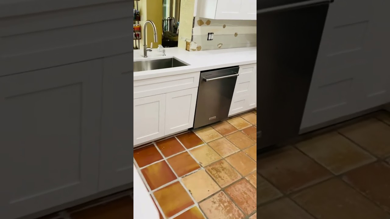 Absolute white Quartz kitchen countertops 😍 #countertops #kitchen #quartzcountertops