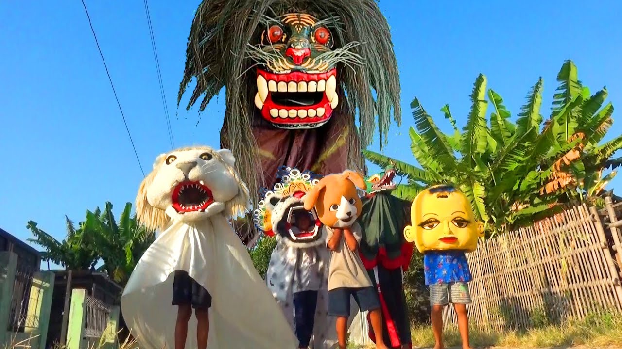 Barongan ireng raksasa keluar dari atas rumah