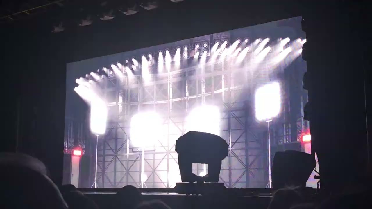 Paula Abdul • Tour Entrance