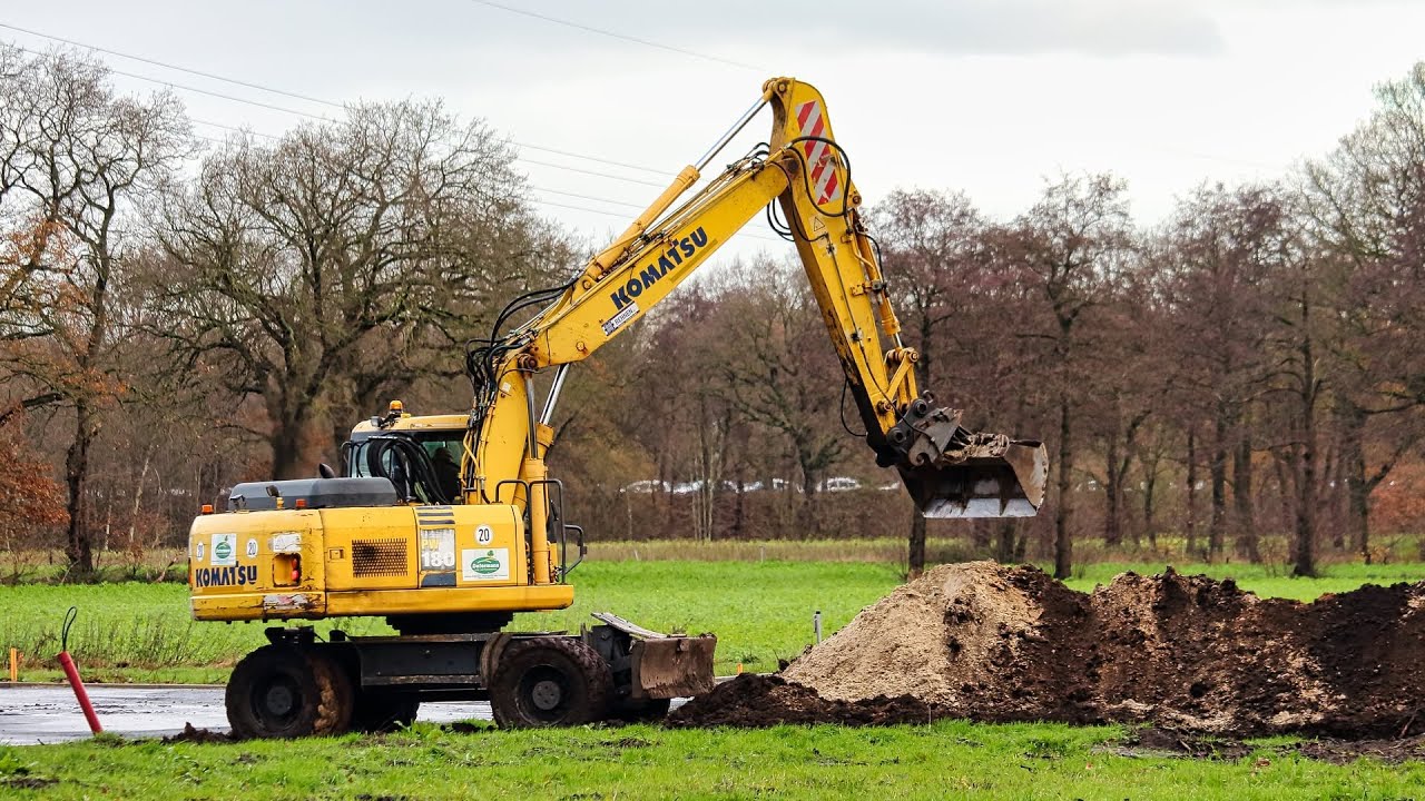 Mobilbagger Komatsu PW180 bei Erschließungsarbeiten / Wheeled excavator Komatsu PW180