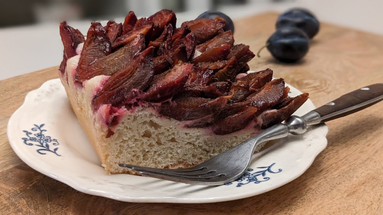 Zwetschgendatschi (Pflaumenkuchen) - Homemade Bavarian Plum Cake