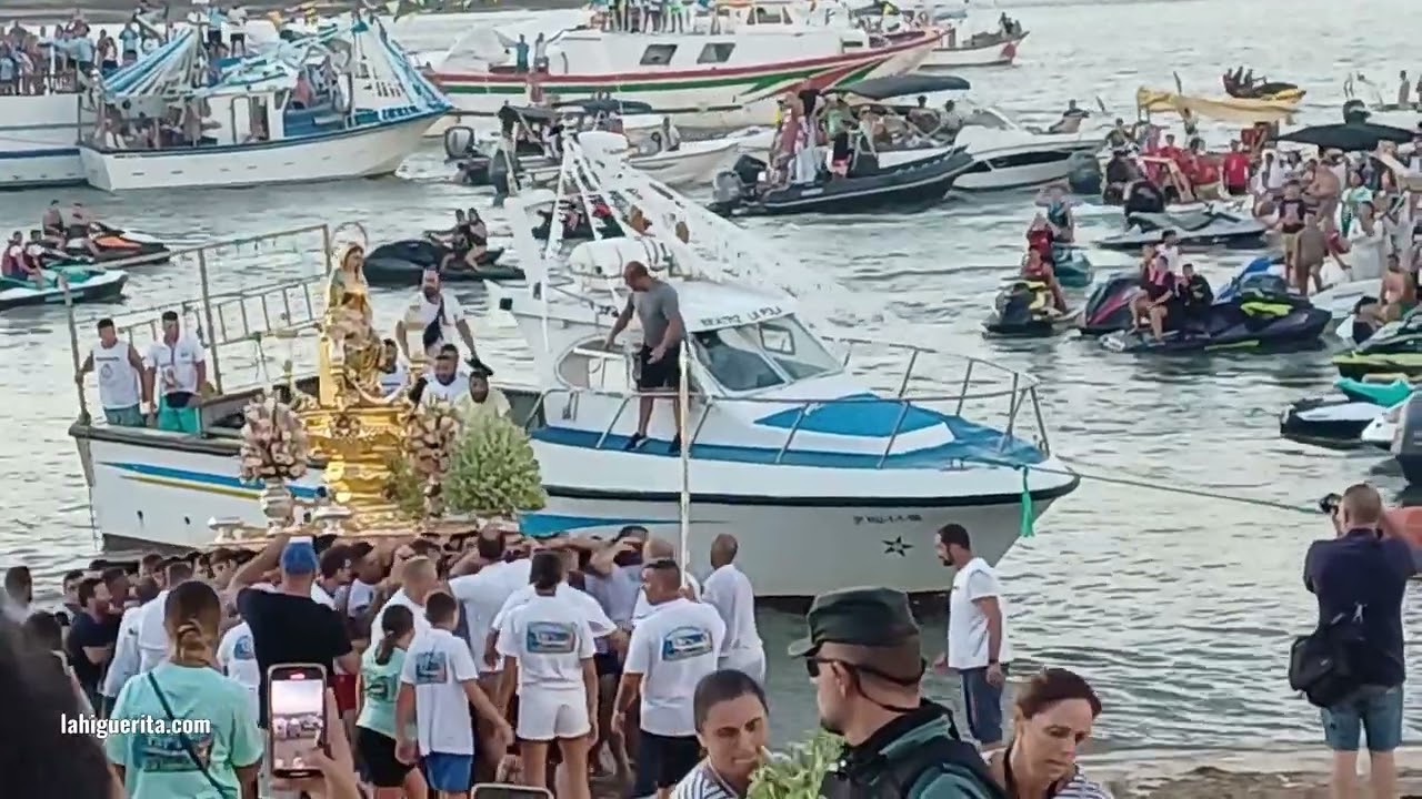 La Punta del Caimán despide sus fiestas con el emotivo desembarco de la Virgen del Mar
