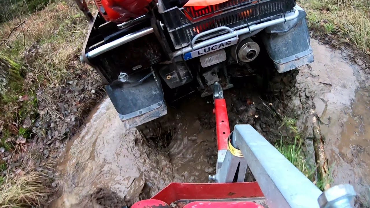Suzuki Kingquad kör fast i skogen med fullastad vedkärra