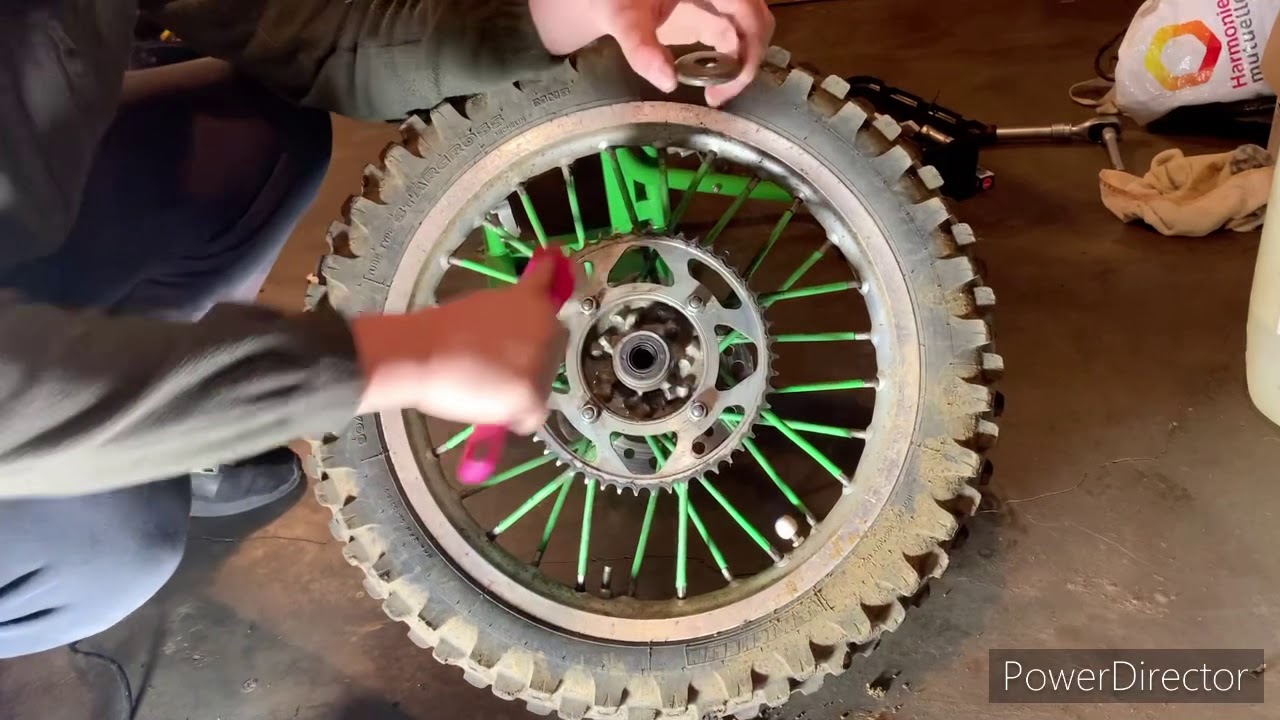 Changer les tendeurs de chaîne sur kx85 de 2002.
