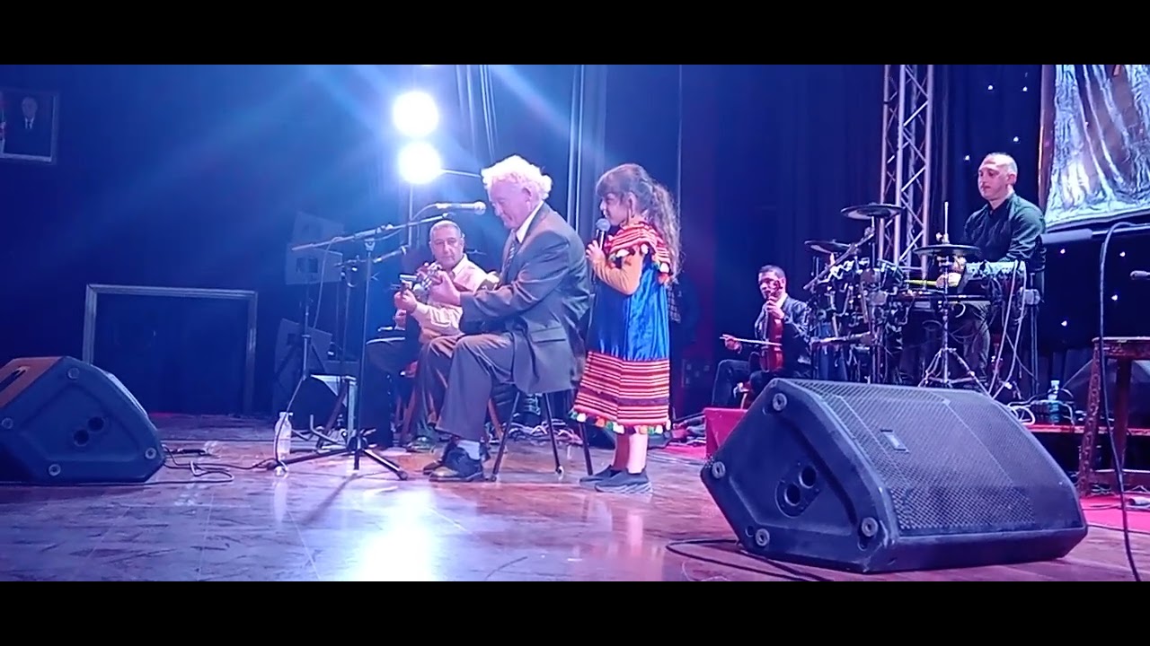 taleb tahar à la maison de la culture avec sa petite fille
