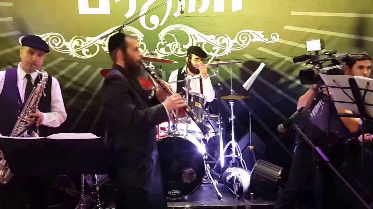 החתן עולה לנגן לשמח את אורחיו! דוד קליגר בחתונתו The hoten play to please his guests