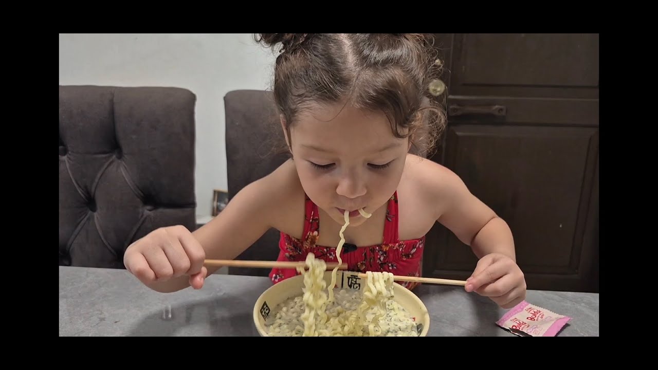 Comprando y comiendo comidita asiática 🍜 @minipop.ec