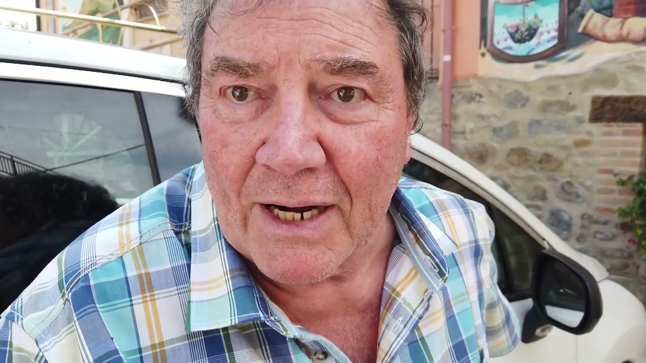 Azzinano, nel borgo dei murales si restaurano le opere che hanno perso la vivacità dei colori