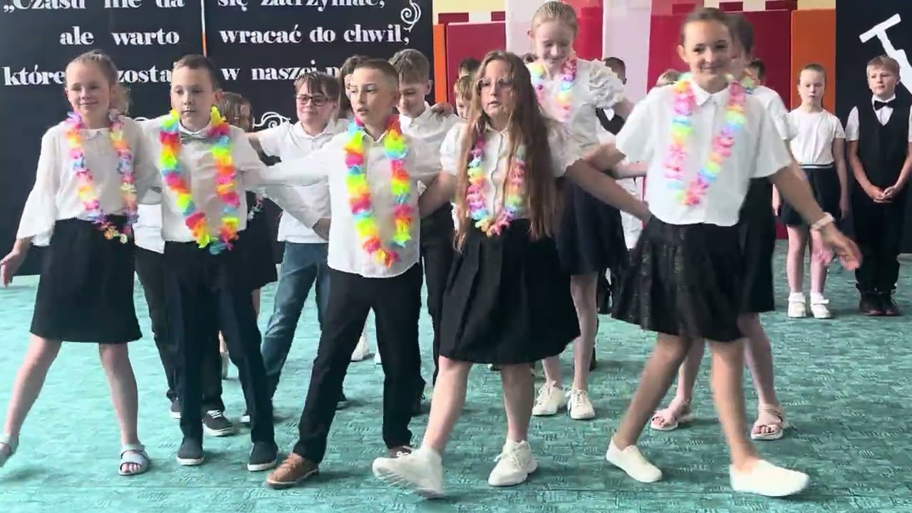 Taniec w wykonaniu uczniów klasy 3a