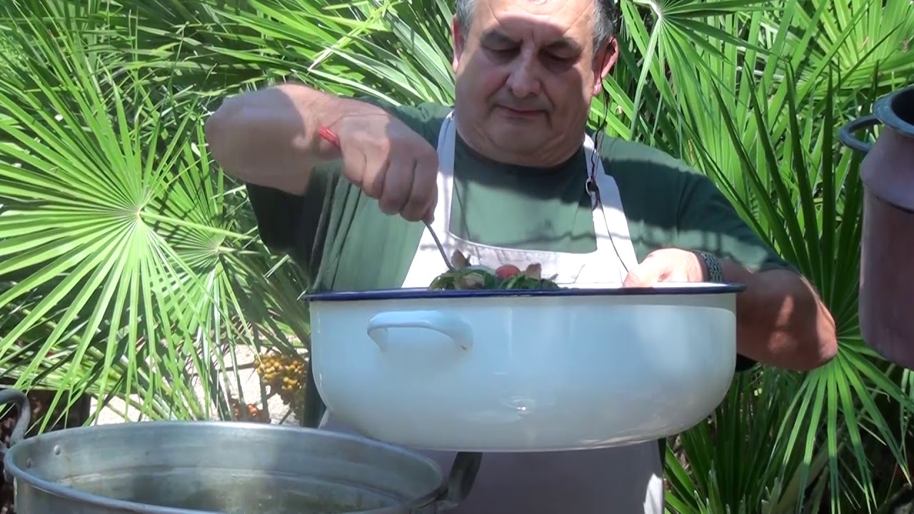 Preparazione del Pancotto - Gargano, Puglia