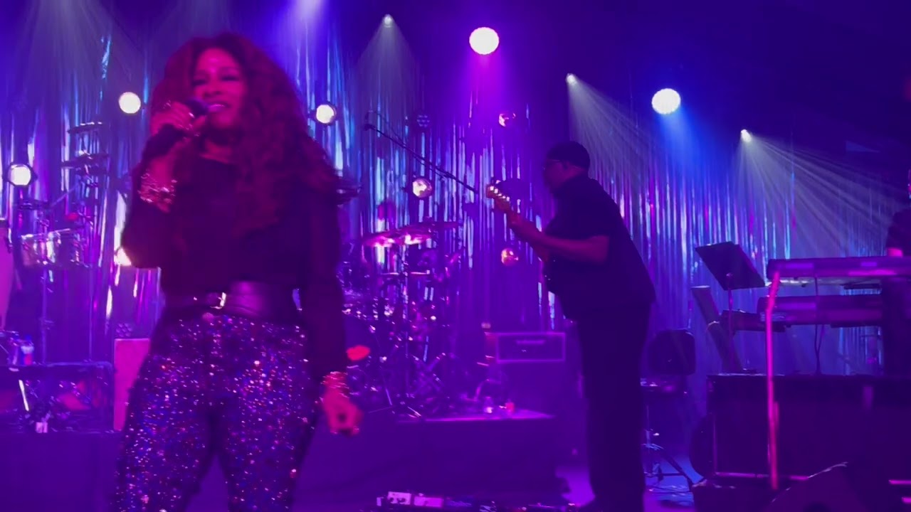 Chaka Khan Sings 