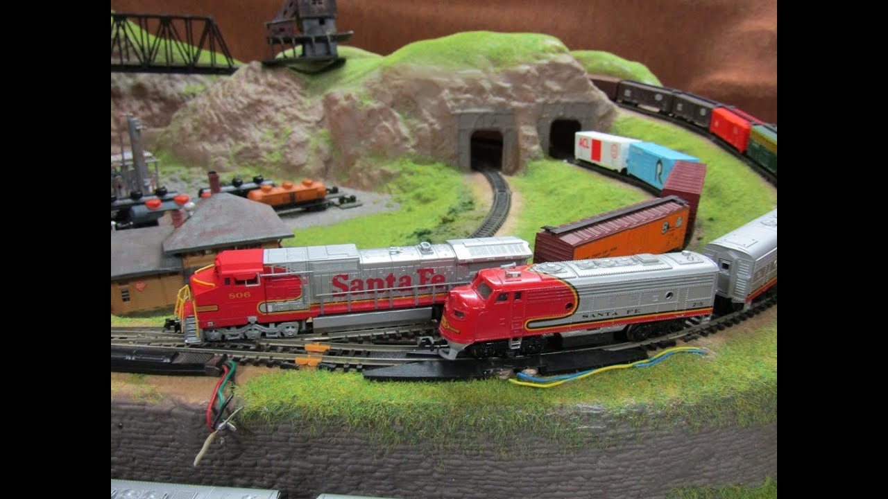Santa Fe Paradise layout update #4 | NEW locomotives & building additions!