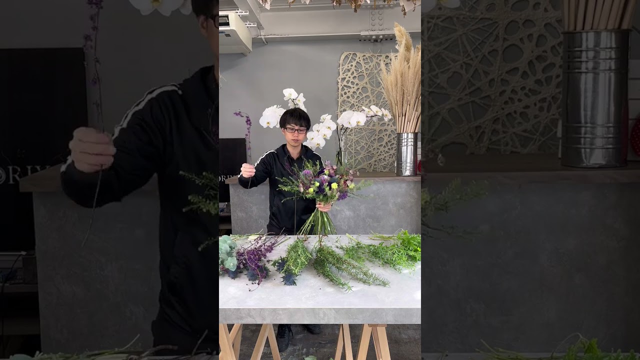 パープル系のシックブーケを束ねていく！！ #花屋 #ブーケ #花束 #紫 #bouquet #flower #flowers #花